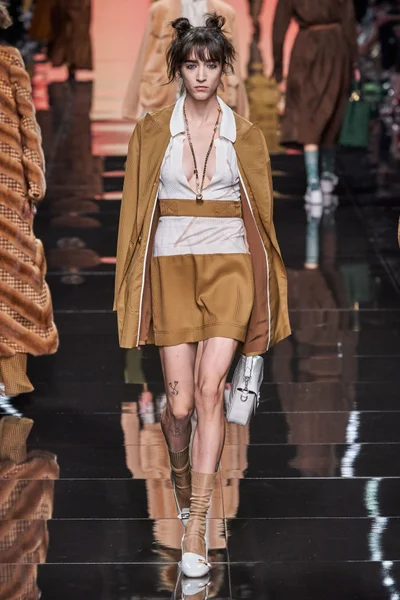 Look 18